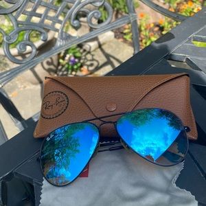 Ray-ban Aviator style sunglasses. Blue reflective lenses with black framing.